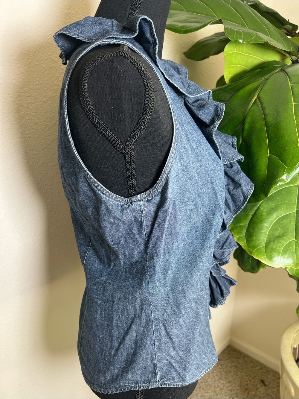 CHAPS Women’s Vintage Denim Sleeveless Ruffle Front Blouse Size 10 - Picture 11 of 14